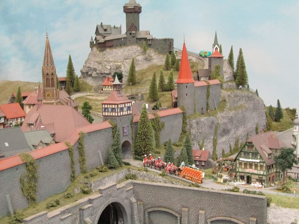 Aufgebaute H0-Modellbahnanlage mit Landschaft, Häusern und Streckenführung
