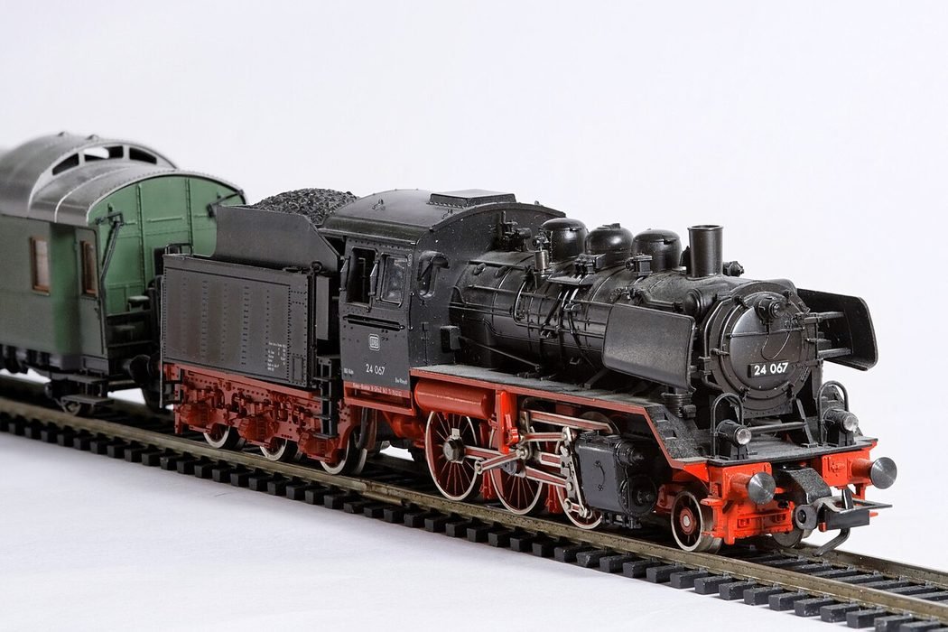 Detailaufnahme einer Modell-Dampflokomotive mit Tender