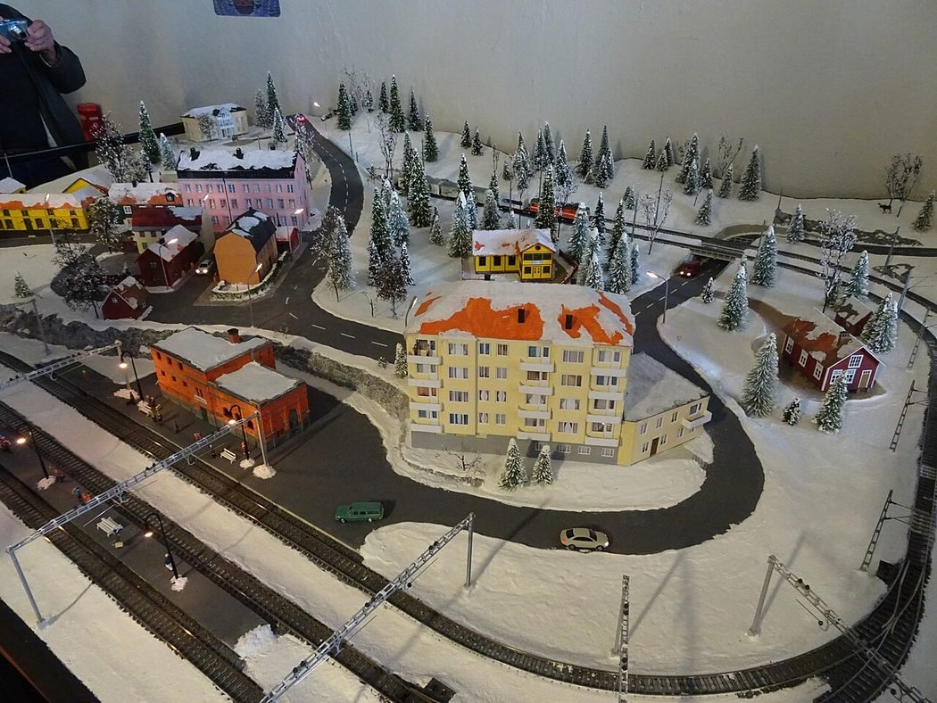 Modellbahn-Landschaft mit Gebäuden, Straßen und Ortsdetails
