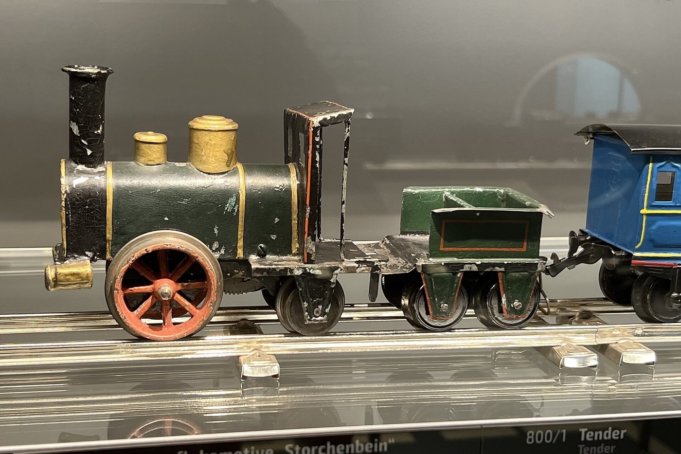 Detailaufnahme einer historischen Modell-Dampflokomotive auf einer gepflegten Anlage