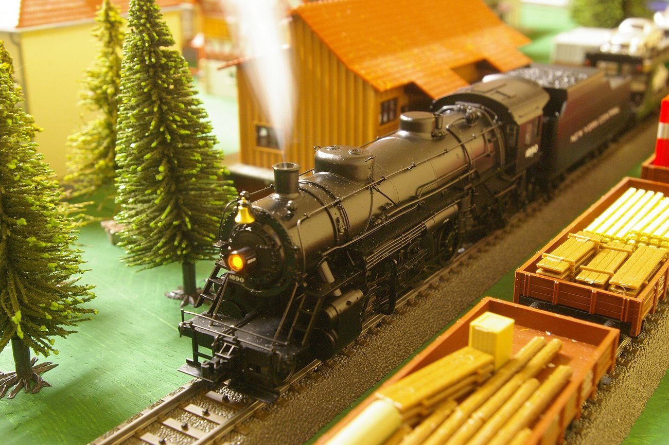 Modell-Dampflokomotive in stimmungsvoller Szenerie mit Lichtstimmung